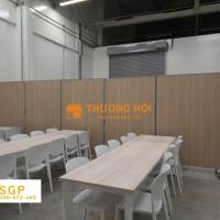 vách ngăn có bánh xe di chuyển trong văn phòng