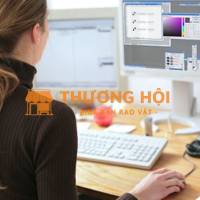 Nhân viên thiết kế và vận hành máy khắc