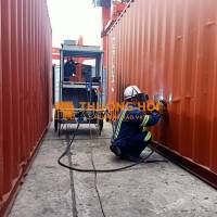 Nhân viên sửa chữa thùng container tại Dĩ An