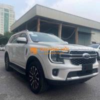 Everest 2025 Platinum 4x4 trắng/đen mới sẵn giao