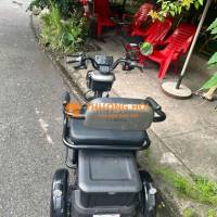 xe ba bánh điện dành cho người già.