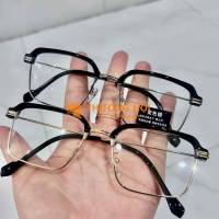 Kính Hot trend đổi màu dưới nắng 25k