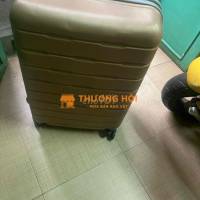 Vali nhựa bị bể 1 lỗ nhỏ, size 24