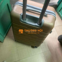 Vali nhựa bị bể 1 lỗ nhỏ, size 24