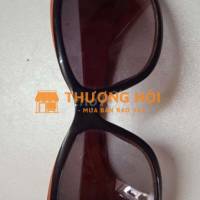 Kính râm màu đen có viền nhỏ màu cam