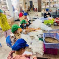 Tìm 5 Nữ Đóng Gói Bánh Tráng Nhanh Nhẹn Để Đào Tạo