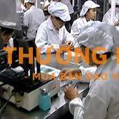 Công nhân sản xuất linh kiện điện tử