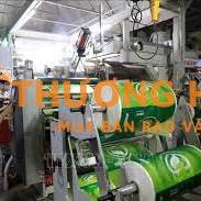 Công nhân sản xuất bao bì trong công ty