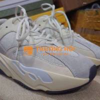 Pass đôi giày Yeezy700 size40