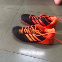 Đôi giầy đá bóng ( size 42) cỏ nhân tạo.