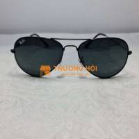 Kính Rayban râm màu đen.