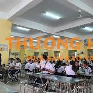 Tuyên Nữ làm căn tin trường học