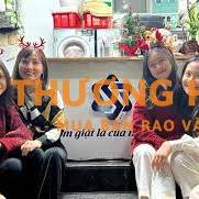 1 nhân viên nữ làm việc tại tiệm giặt