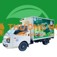 Lái xe tải nhỏ giao hàng thực phẩm