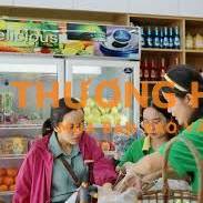 Nhân viên bán hàng trái cây nhập khẩu