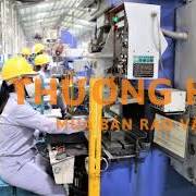 Nhân viên vận hành máy cắt CNC