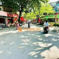 bên phố Nguyễn Quý Đức kinh doanh tất cả món đồ.