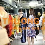 Nhân viên bán hàng thời trang may đo