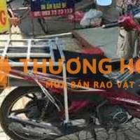 shiper giao bánh kẹo buổi sáng