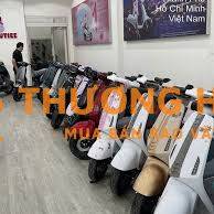 4 bạn kĩ thuật viên lắp ráp xe điện