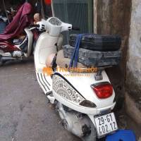 Nhà nhiều xe bán đỡ đang đi bình thường