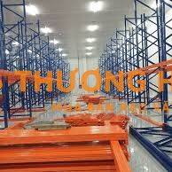 Nam lao động phổ thông lắp ráp kệ sắt công nghiệp