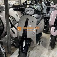 Vespa xám xi măng cập bến ạ