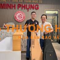 Nhân viên giao hàng nhạc cụ bằng xe máy