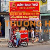 Nhân viên làm bánh