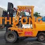 2 tài xế lái xe nâng tại KCN Long Hậu