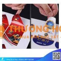 Nhân viên dán decan Q12