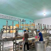 Gấp đi làm liền - Công nhân sản xuất đậu hũ