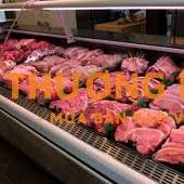 Nhân viên cắt xếp thịt