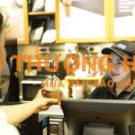 nữ phục vụ cafe milano