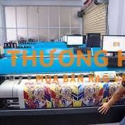 Nhân viên đứng máy in chuyển nhiệt