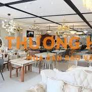 NỮ BÁN HÀNG TẠI SHOWROOM NỘI THẤT