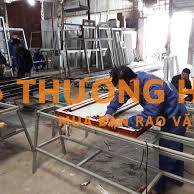 thợ cơ khí thợ nhôm kính