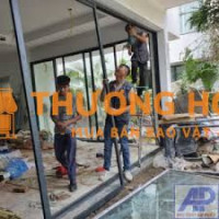 Lao động phụ gia công lắp đặt cửa nhôm kính