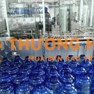 Nhân viên sản xuất nước uống đóng bình