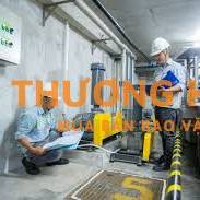 Nhân viên vận hành hệ thống xử lý nước thải