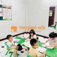 Nữ dạy chữ cho các em lớp lá và tiểu học (KCKN)
