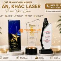 Kỷ Niệm Chương Pha Lê In Khắc Laser Theo Yêu Cầu – Quà Tặng Vinh Danh Sang Trọng Cho Doanh Nghiệp Kỷ niệm chương pha lê cao cấp – Biểu tượng của sự ghi nhận và tri ân