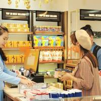 CỬA HÀNG BÁNH KẸO_SỬA TUYỂN NHÂN VIÊN BÁN HÀNG TẠI QUẦY