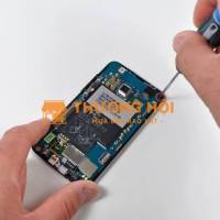 Nhân viên sửa chữa điện thoại