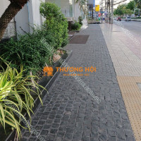 Đá cubic bazan đen chẻ tay – Mộc mạc, chắc chắn cho sân vườn và cảnh quan