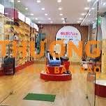 NHÂN VIÊN MẪU QUAY CHỤP VỚI SẢN PHẨM