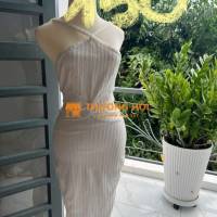 Đầm trắng cắt xẻ