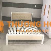Bán giường sắt 1,6 x 2m còn mới 90%, màu kem. Giá 1,2 triệu đồng.