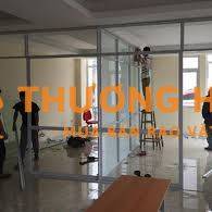Công nhân lắp đặt cửa - HCM