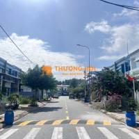 Chính chủ kẹt tiền bán biệt thự liên kế vườn giá tốt kế siêu thị Go, Bến Cát
